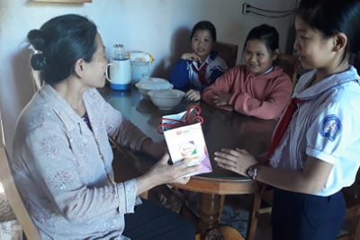 nói chuyện truyền thống, thăm và tặng quà gia đình có công với cách mạng
