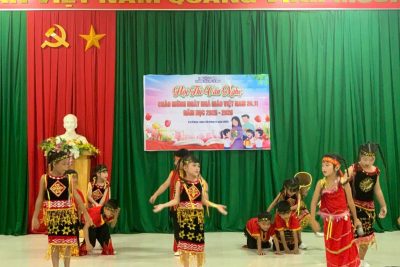 💐 HỘI THI VĂN NGHỆ 20/11 – NHỮNG LỜI CA THAY LỜI TRI ÂN 💐  Hòa chung không khí hân hoan của cả nước hướng về ngày Nhà giáo Việt Nam 20/11, vừa qua, Liên đội đã tổ chức Hội thi Văn nghệ chào mừng trong sự cổ vũ nhiệt tình của đông đảo thầy cô và học sinh toàn trường.  Hội thi năm nay chứng kiến sự sáng tạo vượt trội từ các Chi đội và Lớp nhi đồng: ✨ Những tà áo dài, váy hoa rực rỡ sắc màu. ✨ Những tiết mục hát múa ca ngợi thầy cô, mái trường và quê hương đất nước đầy xúc động. ✨ Sự tự tin, nét ngây thơ nhưng không kém phần chuyên nghiệp của các em trên sân khấu.  Hoạt động không chỉ là sân chơi để các con thể hiện năng khiếu mà còn là sợi dây gắn kết tình thầy trò, làm dày thêm những kỷ niệm đẹp dưới mái trường mến yêu.  ❤️ Xin chúc mừng hội thi đã thành công tốt đẹp và xin gửi lời chúc sức khỏe, hạnh phúc đến tất cả các Thầy Cô giáo!