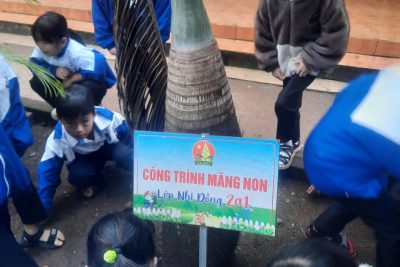 🌿 CÔNG TRÌNH MĂNG NON: KHI “NHỮNG CHIẾC LÁ NGOAN” CHĂM SÓC MẦM XANH! 🌿Thực hiện chương trình công tác Đội và phong trào thiếu nhi, Liên đội trường đã chính thức triển khai Công trình măng non: “Chăm sóc và trồng cây cảnh – Xây dựng trường học xanh” năm học này!  Không chỉ là một hoạt động lao động thông thường, công trình măng non lần này là cơ hội để chúng mình: 🌱 Tự tay làm đẹp ngôi trường: Mỗi bồn hoa, mỗi góc ban công đều gắn liền với tên của từng Chi đội và Lớp nhi đồng. 🌱 Học cách yêu thương: Chăm một chiếc cây từ lúc mới trồng đến khi nở hoa giúp chúng mình kiên nhẫn và trách nhiệm hơn. 🌱 Gắn kết tình bạn: Cùng nhau xới đất, cùng nhau tưới nước, tiếng cười rộn vang cả một góc sân!