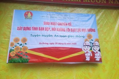 TIÊU ĐỀ: 🤝 CHUYÊN ĐỀ: “XÂY DỰNG TÌNH BẠN ĐẸP – NÓI KHÔNG VỚI BẠO LỰC HỌC ĐƯỜNG” 🤝  ✨ Trường học không chỉ là nơi chúng mình học chữ, mà còn là ngôi nhà thứ hai – nơi nuôi dưỡng những tình bạn thật đẹp và trong sáng!  Nhằm giúp các em học sinh nâng cao nhận thức, biết yêu thương và sẻ chia, vừa qua, Liên đội Trường Tiểu học Tô Hiệu đã tổ chức thành công buổi chuyên đề vô cùng ý nghĩa: “Xây dựng tình bạn đẹp – Nói không với bạo lực học đường”.  Tại buổi chuyên đề, các bạn đội viên và nhi đồng đã cùng nhau: 💖 Giao lưu, chia sẻ về những câu chuyện đẹp về tình bạn, sự giúp đỡ nhau trong học tập. 💡 Tìm hiểu về các biểu hiện của bạo lực học đường và cách phòng tránh, bảo vệ bản thân và bạn bè. 🎭 Tham gia các tiểu phẩm tình huống thực tế vô cùng sôi nổi và dễ hiểu.  🌟 Hãy cùng nhau lan tỏa thông điệp: “Mỗi ngày đến trường là một ngày vui – Cùng nắm tay nhau xây dựng trường học hạnh phúc, không có bạo lực!” 🌟