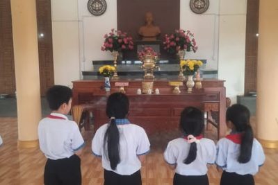 🚌 BCH LIÊN ĐỘI TRƯỜNG TH TÔ HIỆU TRẢI NGHIỆM THỰC TẾ ĐẦY Ý NGHĨA TẠI CÁC ĐỊA CHỈ ĐỎ  Thực hiện chương trình công tác Đội và phong trào thiếu nhi năm học 2025 – 2026, Liên đội Trường TH Tô Hiệu đã tổ chức thành công hành trình giáo dục truyền thống “Về nguồn – Đến với các địa chỉ đỏ” cho các em học sinh trong Ban Chỉ huy Liên đội.  📍 Trong suốt chuyến đi, các em đã có cơ hội trải nghiệm thực tế đầy bổ ích: 🔹 Tổ chức lễ dâng hương, báo công dâng Bác và các anh hùng liệt sĩ tại di tích lịch sử. 🔹 Tìm hiểu, trau dồi kiến thức về lịch sử địa phương và truyền thống cách mạng vẻ vang của dân tộc. 🔹 Giao lưu, chia sẻ kinh nghiệm hoạt động Đội, thắt chặt tình đoàn kết giữa các thành viên trong Ban Chỉ huy.  Hành trình khép lại với nhiều cảm xúc sâu sắc, để lại trong lòng mỗi bạn đội viên niềm tự hào và quyết tâm phấn đấu, rèn luyện nhiều hơn nữa trong chặng đường sắp tới.