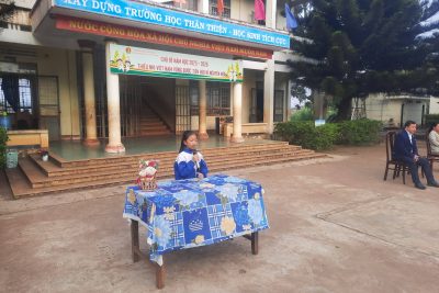 SINH HOẠT DƯỚI CỜ: LIÊN ĐỘI TRƯỜNG TH TÔ HIỆU DUY TRÌ CHUYÊN MỤC KỂ CHUYỆN VỀ BÁC HỒ  Sáng thứ Hai vừa qua, Liên đội Trường TH Tô Hiệu đã tổ chức thành công buổi Lễ Chào cờ đầu tuần và sinh hoạt dưới cờ định kỳ cho toàn thể học sinh nhà trường.  📍 Điểm nhấn của buổi sinh hoạt tuần này là hoạt động “Kể chuyện về tấm gương đạo đức Bác Hồ”: 🔹 Câu chuyện tuần này do Chi đội lớp [Thầy/Cô điền tên lớp vào đây, ví dụ: 3A2/5A…] chuẩn bị và thể hiện. 🔹 Nội dung câu chuyện ngắn gọn, gần gũi, giúp các em học sinh dễ dàng tiếp thu và rút ra những bài học thực tế cho bản thân trong việc học tập, sinh hoạt hàng ngày. 🔹 Buổi sinh hoạt còn lồng ghép hoạt động tuyên dương các cá nhân, tập thể lớp có thành tích xuất sắc trong tuần học vừa qua.  Hoạt động ý nghĩa này không chỉ giúp giờ chào cờ thêm phần sinh động mà còn góp phần giáo dục nhân cách, khơi dậy lòng kính yêu Bác Hồ trong mỗi thế hệ măng non