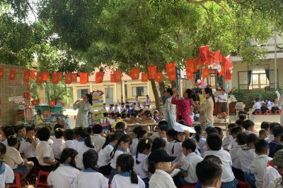 ❤️Thực hiện nhiệm vụ năm học 2025-2026, với mong muốn lan tỏa văn hóa đọc và khơi dậy niềm đam mê sáng tạo trong kỷ nguyên số, hôm nay, trong không khí vô cùng phấn khởi, Trường Tiểu học Tô Hiệu long trọng tổ chức Ngày hội đọc sách với chủ đề đầy ý nghĩa: “❤️ #Sách_mở_tri_thức –               #Công_nghệ_dẫn_tương_lai”.❤️ 🫶Trong thế giới hiện đại đầy biến động, sách vẫn luôn là bến đỗ bình yên, là kho tàng tri thức vô tận của nhân loại. Nhưng tại Trường Tiểu học Tô Hiệu, chúng tôi không chỉ dừng lại ở việc ‘đọc sách’ truyền thống. Ngày hội hôm nay là cầu nối để đưa sách đến gần hơn với công nghệ, nơi những trang văn hóa, những kiến thức bổ ích được kết nối thông qua tư duy số, giúp các em học sinh không chỉ làm chủ tri thức mà còn sẵn sàng trở thành những ‘công dân số’ đầy tự tin. 👏Đến với Ngày hội đọc sách hôm nay, chúng ta cùng nhau tôn vinh giá trị của việc đọc, cùng trải nghiệm những góc đọc tương tác, những không gian trưng bày sách sáng tạo và tham gia vào các hoạt động ứng dụng công nghệ để tìm kiếm tri thức. Đó chính là tinh thần mà nhà trường luôn hướng tới: Một ngôi trường hiện đại, giàu truyền thống và không ngừng đổi mới. ❤️Hy vọng rằng, thông qua Ngày hội này, niềm đam mê đọc sách sẽ trở thành ‘kim chỉ nam’ dẫn lối cho các em học sinh Tô Hiệu trên con đường chinh phục đỉnh cao tri thức, tự tin bước vào tương lai!”❤️