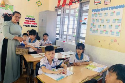 Mỗi chúng ta sinh ra ai cũng mong muốn có một cuộc sống trọn vẹn, một hành trình đến trường trải đầy hoa hồng. Thế nhưng, cuộc sống luôn có những thử thách. Tại ngôi trường Tiểu học Tô Hiệu thân yêu của chúng ta, vẫn còn đó những người bạn, những học trò nhỏ dù hoàn cảnh gia đình còn nhiều lo toan, vất vả, nhưng trong ánh mắt các em chưa bao giờ tắt đi niềm khát khao được học tập, được cắp sách đến trường.  Người ta thường nói: ‘Gian nan thử sức, gian khổ rèn tài’. Những khó khăn ngày hôm nay không thể làm lu mờ đi ý chí và ước mơ của các em. Ngược lại, nó chính là ngọn lửa thử vàng, giúp các em mạnh mẽ và kiên cường hơn. , những món quà nhỏ được trao đi không chỉ mang giá trị vật chất, mà trên hết, đó là cái ôm ấm áp, là sự sẻ chia và niềm tin lớn lao mà nhà trường, các mạnh thường quân và thầy cô gửi gắm đến các em. Mong rằng các em sẽ luôn giữ vững tinh thần hiếu học, biến những khó khăn thành động lực để tiếp tục vươn lên, khẳng định bản thân và viết tiếp những trang tương lai thật tươi sáng. Hãy nhớ rằng, trên con đường chinh phục tri thức, các em sẽ không bao giờ độc hành, vì trường Tiểu học Tô Hiệu luôn là mái nhà, là điểm tựa vững vàng của các em!”