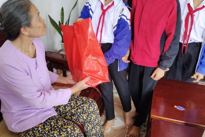 Tặng quà gia đình chính sách 22-12