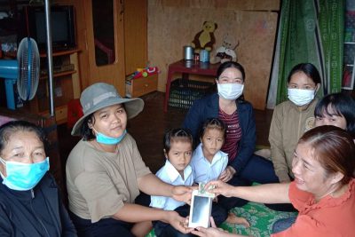 Tặng điện thoại cho HS khó khăn