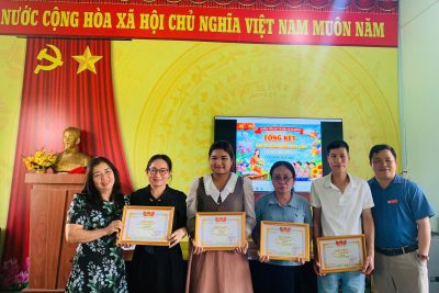 ✨ NƠI LÀM NÊN NHỮNG TIẾT HỌC HẠNH PHÚC: HỘI THI GIÁO VIÊN DẠY GIỎI CẤP TRƯỜNG! ✨  🍀 Có một câu nói rất hay: “Người thầy trung bình chỉ biết nói, người thầy giỏi biết giải thích, người thầy xuất sắc biết minh họa, còn người thầy vĩ đại biết truyền cảm hứng.”  Nhằm không ngừng cải tiến phương pháp và mang đến những giờ học chất lượng nhất cho các con thân yêu, Trường Tiểu học Tô Hiệu đã rộn ràng tổ chức Hội thi Giáo viên dạy giỏi cấp trường.  Hội thi năm nay là sân chơi chuyên môn đầy hào hứng, nơi các thầy cô giáo: 🚀 Ứng dụng công nghệ hiện đại: Đưa các trò chơi tương tác, bài giảng số và video sinh động vào lớp học. 💡 Đổi mới phương pháp: Lấy học sinh làm trung tâm, giúp các con chủ động khám phá kiến thức qua hoạt động nhóm, trải nghiệm thực tế. 💖 Lan tỏa năng lượng tích cực: Mỗi tiết học không chỉ có kiến thức mà còn rộn rã tiếng cười, đúng nghĩa “Mỗi ngày đến trường là một ngày vui”.  🥰 Sự hào hứng, tự tin của các con học sinh và những ánh mắt say sưa trong từng bài học chính là phần thưởng lớn nhất dành cho sự sáng tạo, tâm huyết của các thầy cô.  📸 Hãy cùng nhìn ngắm những khoảnh khắc lên lớp đầy thần thái và rạng rỡ của thầy cô giáo trường mình nhé!  #THToHieu #GiaoVienDayGioi #HoiThiCapTruong #DoiMoiSangTao #TruongHocHanhPhuc